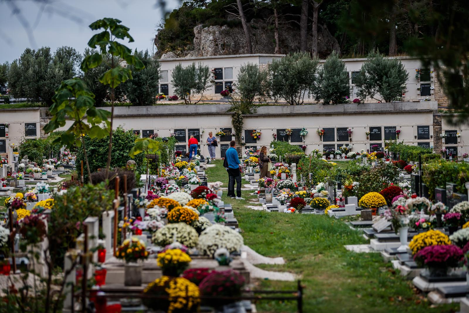 01.11.2023., Split, Na gradskom groblju Lovrinac novoizabrani nadbuskup Zdenko Krizic predvodio je svetu misu i blagoslov pred centralnim krizem. Photo: Zvonimir Barisin/PIXSELL