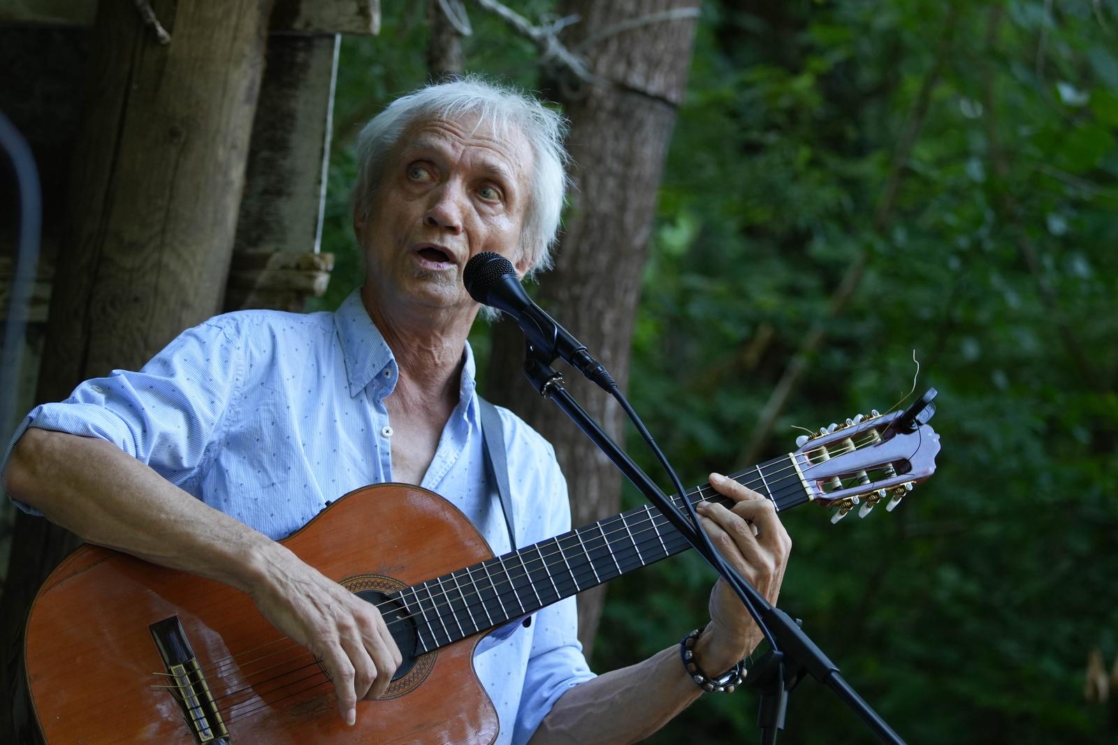 02.08.2024., Donja Suvaja, Gracac (Hrvatska) - Na izvoru Une u Donjoj Suvaji poznati glazbenik Darko Rundek, zajedno s prijateljima, odrzao je besplatan koncert u borbi za ocuvanje rijetkog prirodnog resursa - rijeke Une. Jedna privatna kompanija je tokom ovoga mjeseca zapocela radove na gradnji male hidroelektrane na samom izvoristu rijeke Une. kako tvrde mjestani i aktivisti ove radnje vode u degradaciju ovoga podrucja, koje je ujedno i zasticeni hidroloski spomenik prirode jos od 1968.godine, a danas je takodje i prepoznato kao Natura 2000 podrucje. Mjestani protestuju i traze hitno zaustavljanje stetnih radova i devastacije rijeke Une. Događaj organiziraju EuroNatur, RiverWatch i lokalni partneri iz cijelog regiona, uz podrsku Patagonije i kampanje "Save the Blue Heart of Europe" - kampanje za zastitu balkanskih rijeka. Izmedju ostalih svoju podrsku ovom prosvjedu dala je i Maja Sever, predsjednica Europske federacije novinara.   Photo: Dejan Rakita/PIXSELL