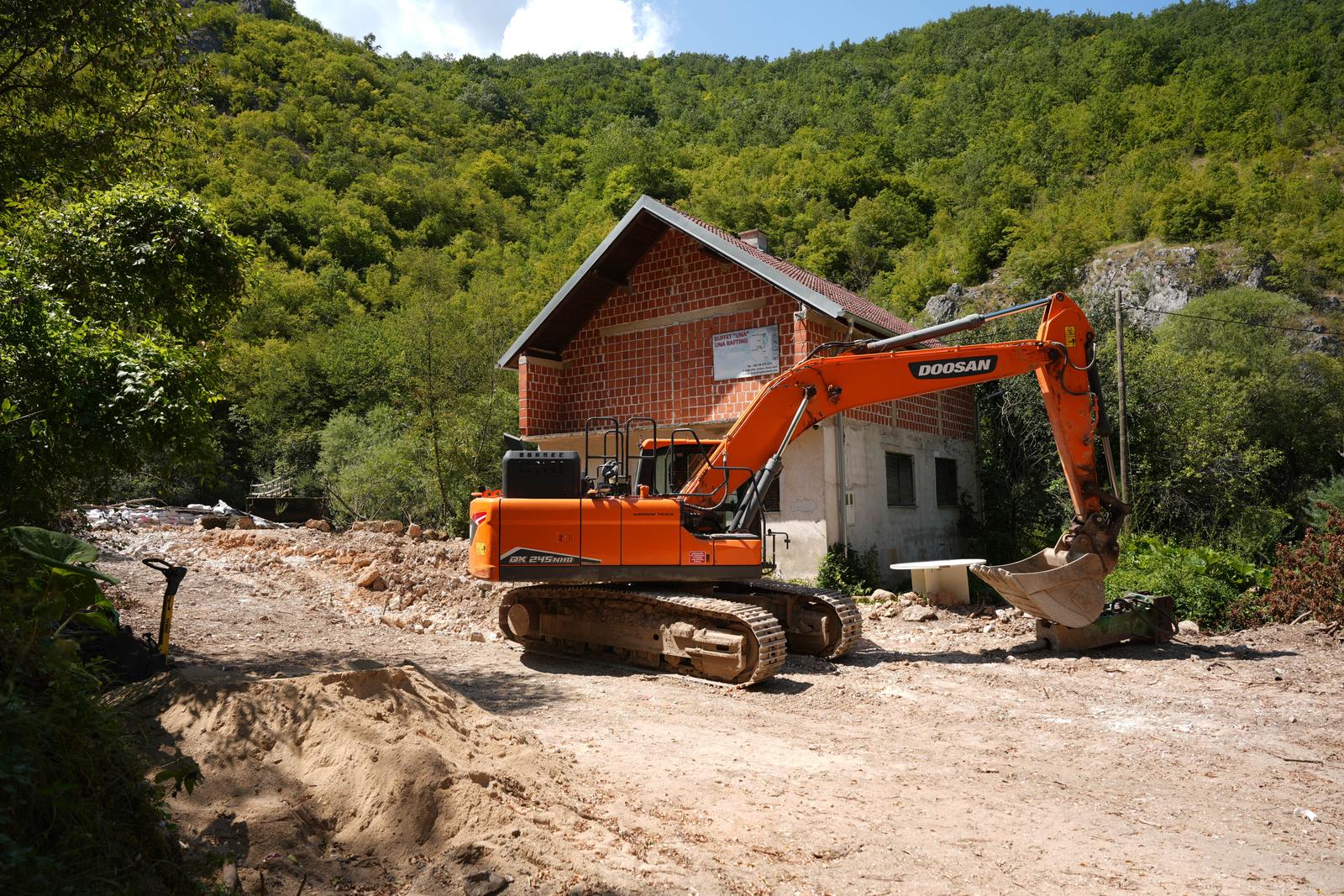 02.08.2024., Donja Suvaja, Gracac (Hrvatska) - Na izvoru Une u Donjoj Suvaji poznati glazbenik Darko Rundek, zajedno s prijateljima, odrzao je besplatan koncert u borbi za ocuvanje rijetkog prirodnog resursa - rijeke Une. Jedna privatna kompanija je tokom ovoga mjeseca zapocela radove na gradnji male hidroelektrane na samom izvoristu rijeke Une. kako tvrde mjestani i aktivisti ove radnje vode u degradaciju ovoga podrucja, koje je ujedno i zasticeni hidroloski spomenik prirode jos od 1968.godine, a danas je takodje i prepoznato kao Natura 2000 podrucje. Mjestani protestuju i traze hitno zaustavljanje stetnih radova i devastacije rijeke Une. Događaj organiziraju EuroNatur, RiverWatch i lokalni partneri iz cijelog regiona, uz podrsku Patagonije i kampanje "Save the Blue Heart of Europe" - kampanje za zastitu balkanskih rijeka. Izmedju ostalih svoju podrsku ovom prosvjedu dala je i Maja Sever, predsjednica Europske federacije novinara.   Photo: Dejan Rakita/PIXSELL