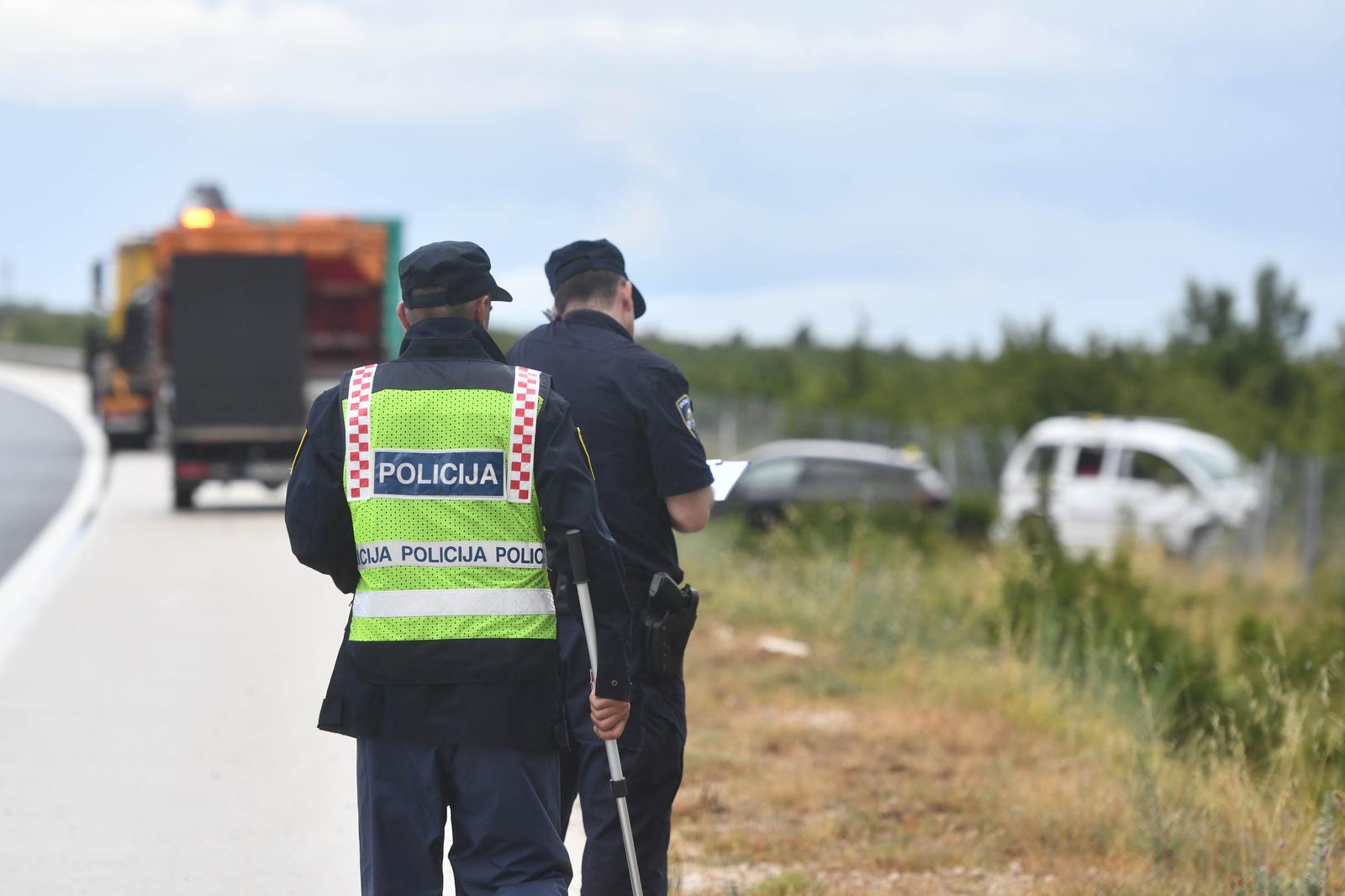 03.06.2024., Priovac - Dvije osobe su ozlijedjene u izlijetanju vozila s cesta, a potom je na djelatnike HAC-a koji su na terenu pruzali pomoc unesrecenima naletjelo vozilo te su oba djelatnika prevezena u bolnicu i ne zna se tezina ozljeda. U tijeku je policijski ocevid. Photo: Hrvoje Jelavic/PIXSELL