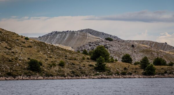 11.10.2021., Kornati  - Jesenski ugodjaj na Kornatima. 
Kornati se nalaze u srednjoj Dalmaciji te obiluju prirodnim ljepotama. 
Na fotografiji pogled na kornatske hridi i otok Kornat. 
  Photo: Zvonimir Barisin/PIXSELL