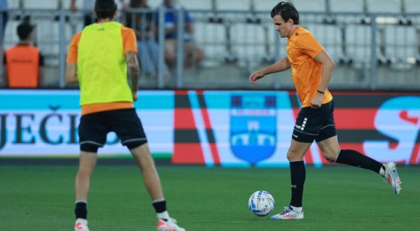 04.08.2024., stadion Opus Arena, Osijek - SuperSport HNL, 01. kolo, NK Osijek - HNK Sibenik. Zagrijavanje nogometasa uoci pocetka utakmice. Photo: Davor Javorovic/PIXSELL