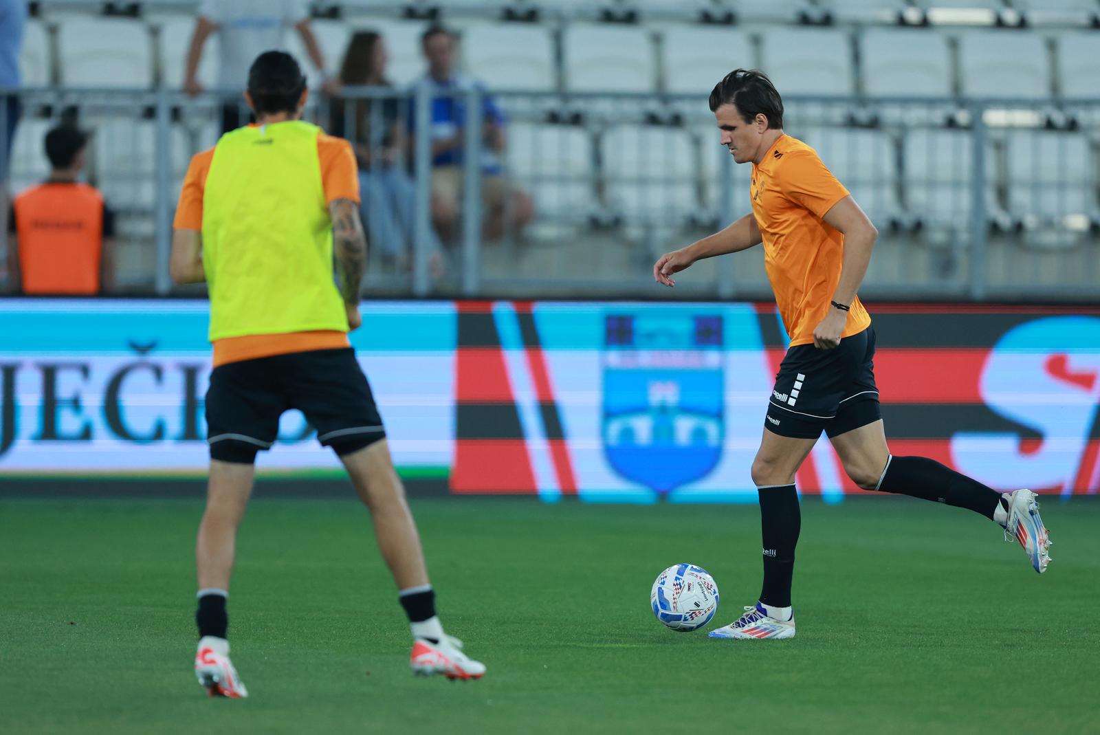 04.08.2024., stadion Opus Arena, Osijek - SuperSport HNL, 01. kolo, NK Osijek - HNK Sibenik. Zagrijavanje nogometasa uoci pocetka utakmice. Photo: Davor Javorovic/PIXSELL