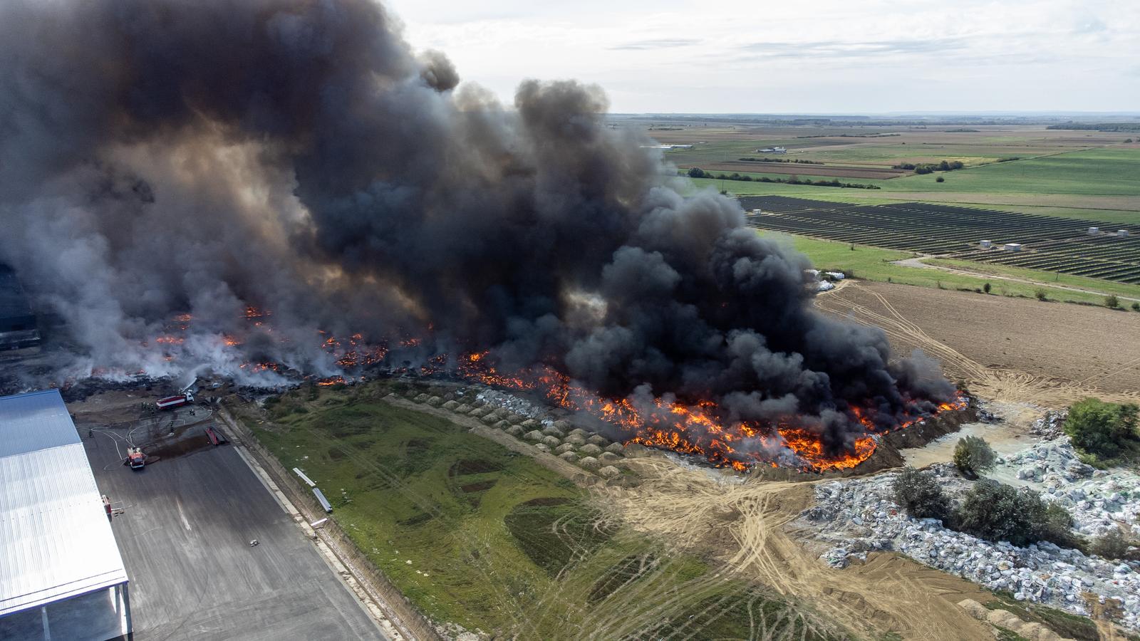 04.10.2023., Osijek - Fotografija iz zraka pozara uskladistene plastike na otvorenom prostoru u pogonu osjecke tvrtke "Drava international" kod prigradskog naselja Brijest. Photo: Davor Javorovic/PIXSELL