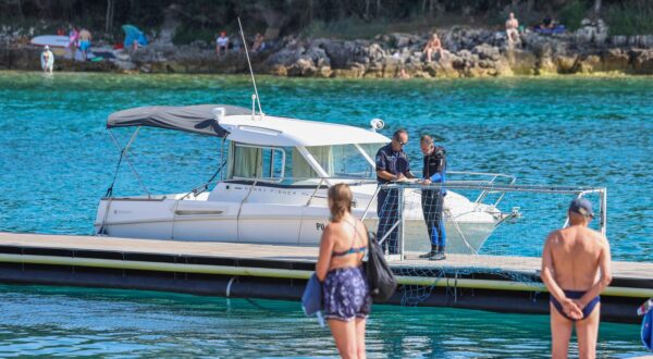 05.08.2024., Pula - Na Mornaru pokraj vaterpolo igralista s barkom je dovezena osoba kojoj su prvo spasioci davali umjetno disanje, a potom je dosla i hitna te su oni nastavili s ozivljavanjem. Photo: Srecko Niketic/PIXSELL