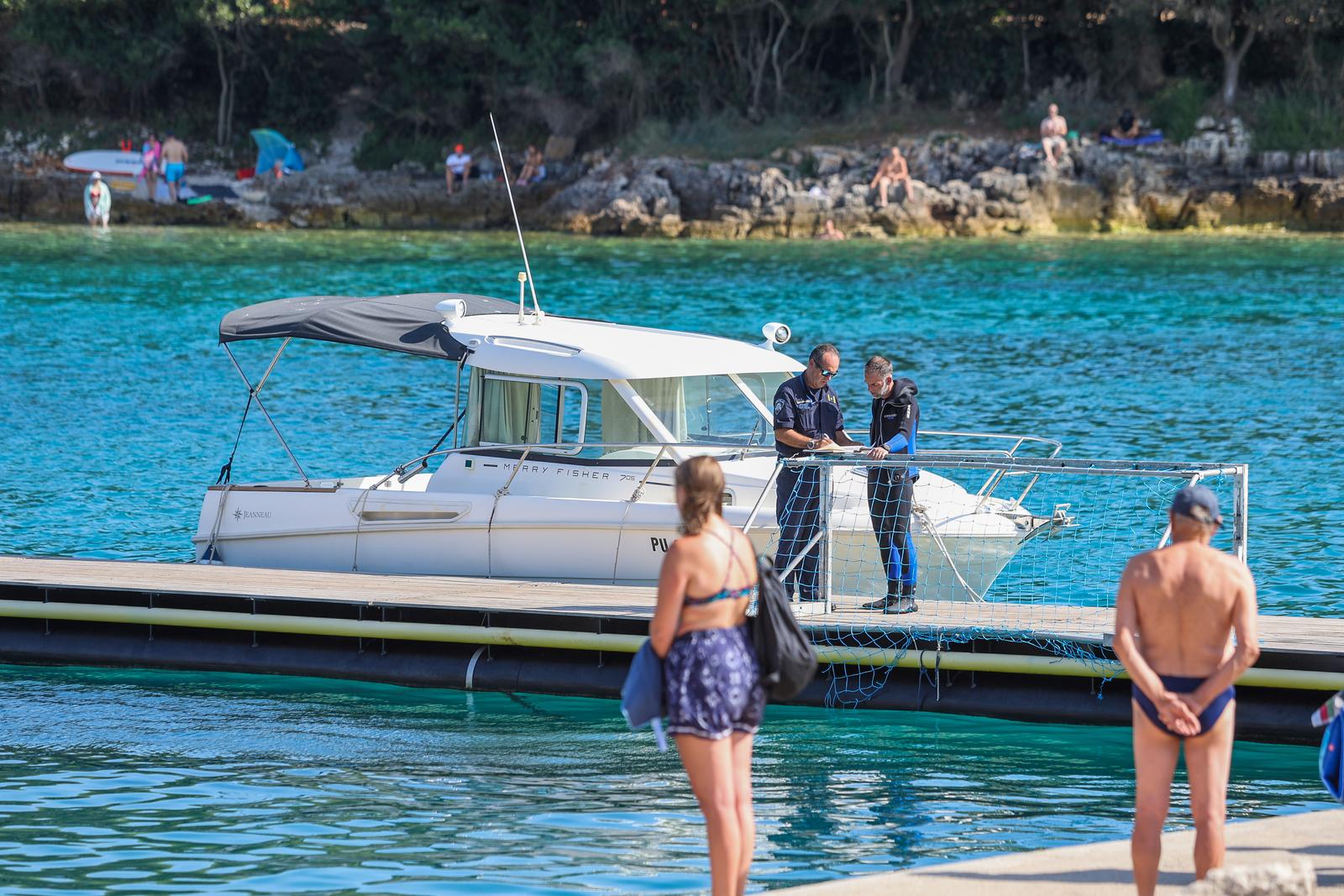 05.08.2024., Pula - Na Mornaru pokraj vaterpolo igralista s barkom je dovezena osoba kojoj su prvo spasioci davali umjetno disanje, a potom je dosla i hitna te su oni nastavili s ozivljavanjem. Photo: Srecko Niketic/PIXSELL