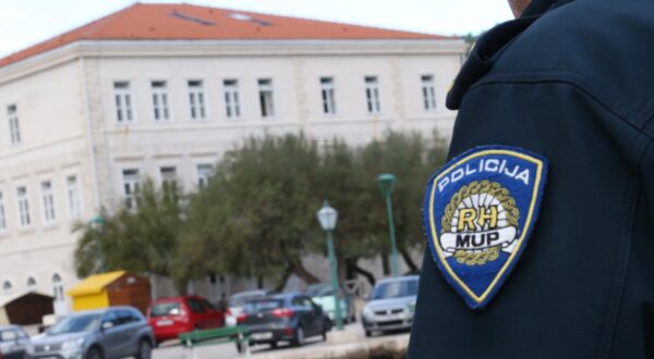 05.11.2018., Pucisca, otok Brac - Ilustracija policije nedaleko zgrade osnovne skole."nPhoto: Ivo Cagalj/PIXSELL