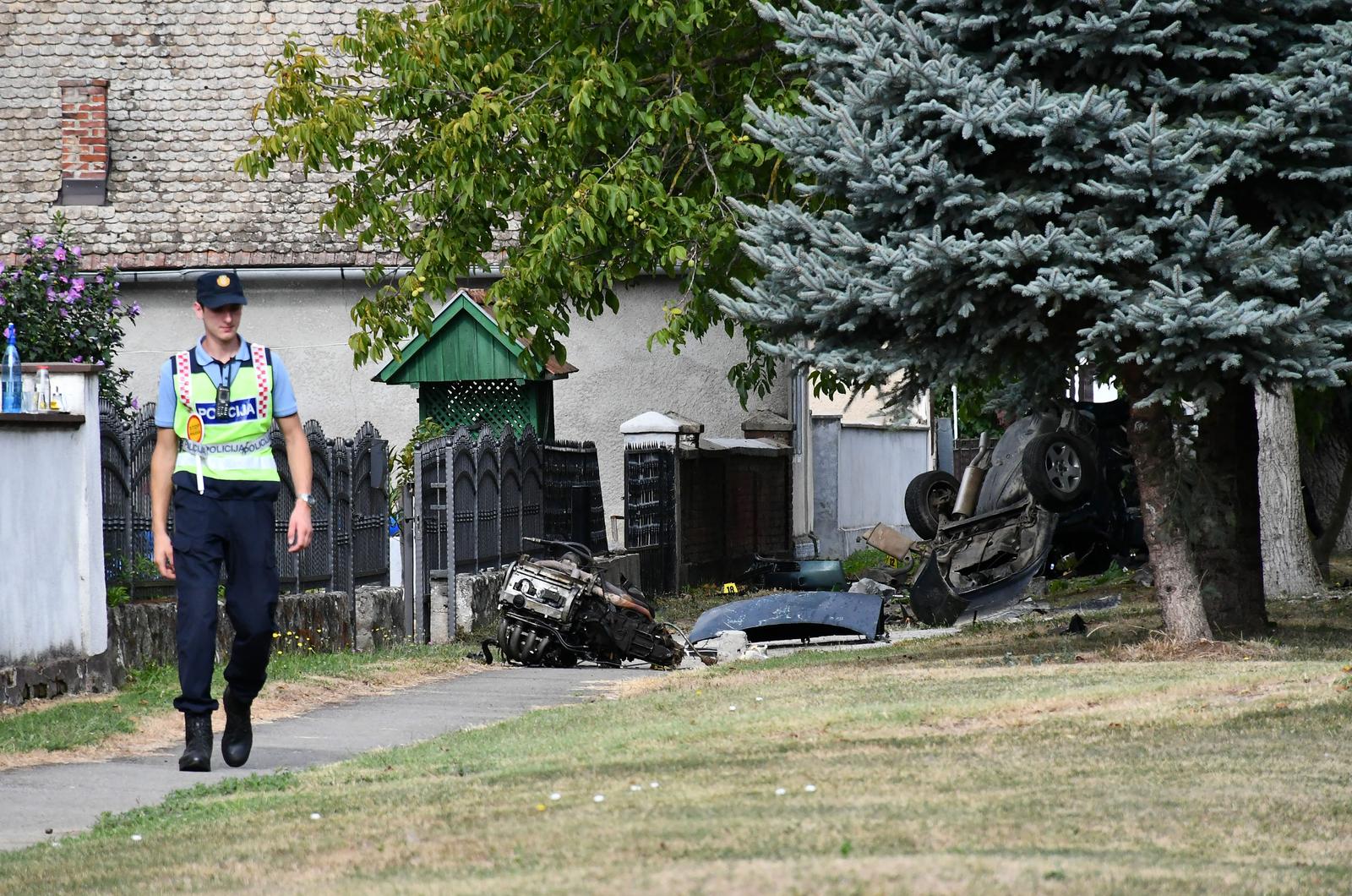 06.08.2024., Kula, Kutjevo - U prometnoj nesreca poginula su dva mladica nakon sto su automobilom sletjeli s ceste i udarili u drvo. Photo: Ivica Galovic/PIXSELL