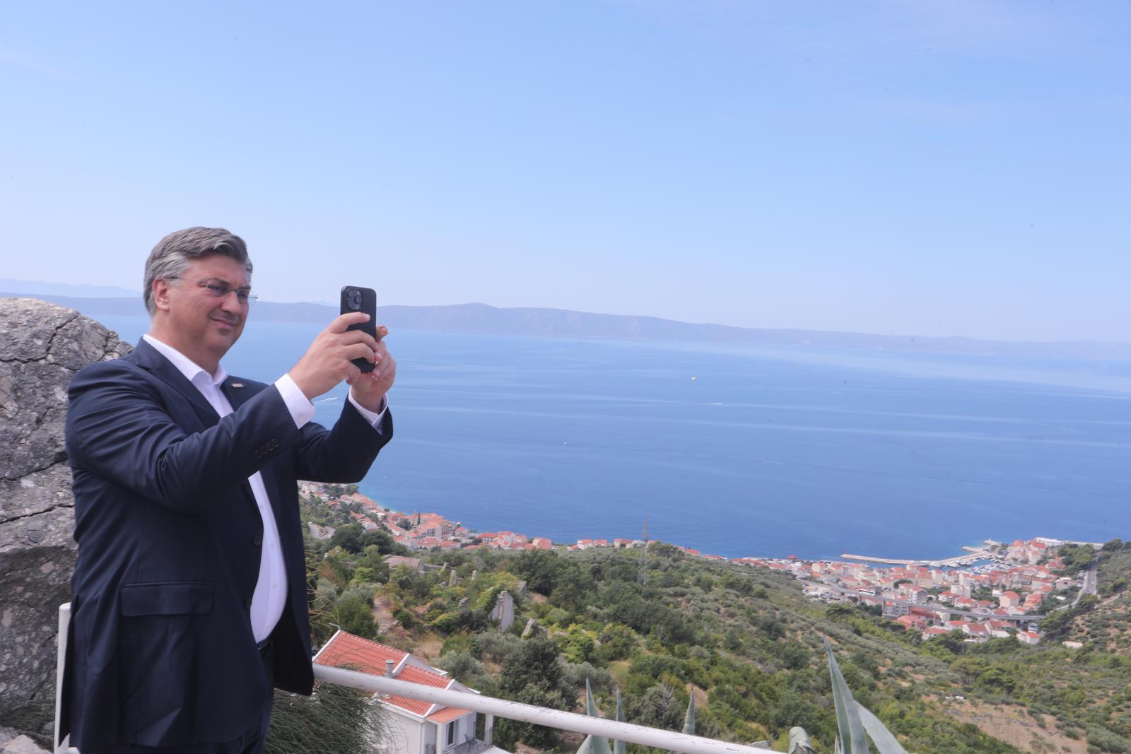 06.08.2024., Makarska - Obilazak zgarista na podrucju Podgore i Tucepa. predsjednik Vlade RH Andrej Plenkovic Photo: Ivo Cagalj/PIXSELL