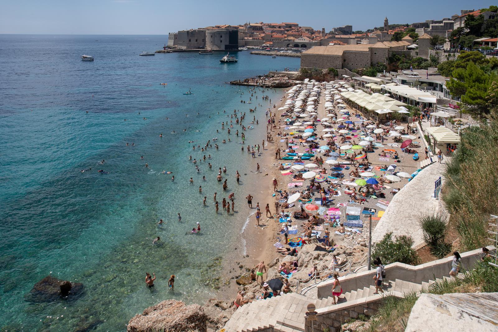 06.08.2024., Plaza Banje, Dubrovnik - Kupanje na najpoznatijoj dubrovackoj plazi. Photo: Grgo Jelavic/PIXSELL