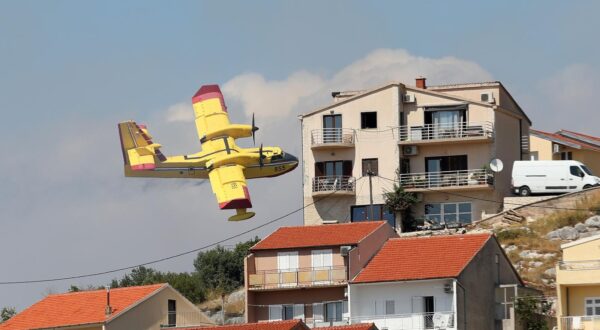 06.08.2024., Sibenik - Nesto prije 13 sati izbio je pozar u borovoj sumi u sibenskom naselju Rokici, odmah pokraj bolnice i stambenih kuca. Na terenu su vatrogasci i policija, a pozvana je i pomoc iz zraka. Suma se nalazi iznad Jadranske magistrale koja je zbog pozara zatvorena za sav promet. Photo: Dusko Jaramaz/PIXSELL