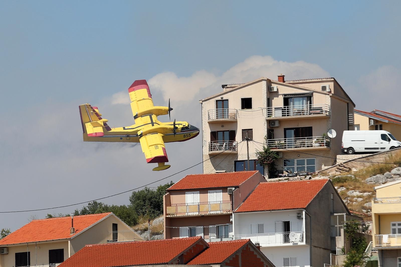 06.08.2024., Sibenik - Nesto prije 13 sati izbio je pozar u borovoj sumi u sibenskom naselju Rokici, odmah pokraj bolnice i stambenih kuca. Na terenu su vatrogasci i policija, a pozvana je i pomoc iz zraka. Suma se nalazi iznad Jadranske magistrale koja je zbog pozara zatvorena za sav promet. Photo: Dusko Jaramaz/PIXSELL