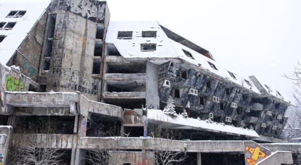 Sarajevska olimpijada: Oronula borilišta, živa sjećanja 07.02.2019, Igman, Bosna i Hercegovina - Blijedi olimpijski krugovi na nekadasnjim borilistima na sarajevskim planinama i u dvoranama u gradu podsjetnik su da je Sarajevo 1984. godine u veljaci bilo centar svijeta. Cetrnaeste olimpijske igre odrzane u Sarajevu bile su najbolje organizirane dotad. Grad je zivio Olimpijadu, sjecaju se stariji. r"nI iako su sjecanja na Olimpijadu jos ziva, simboli ovih igara sve su vise oronuli. Skakaonice na planini Igman nikad nisu obnovljene nakon stradanja u ratu 1992-1995. Slicno je i s hotelima na sarajevskim planinama, bob stazom i mnogim drugim infrastrukturnim objektima. Hotel na planini Igman u kojem su bili smjesteni ucesnici Olimpijskih igara u Sarajevu 1984. godine, napusten je i unisten.r"nr"nPhoto: Armin Durgut/PIXSELL