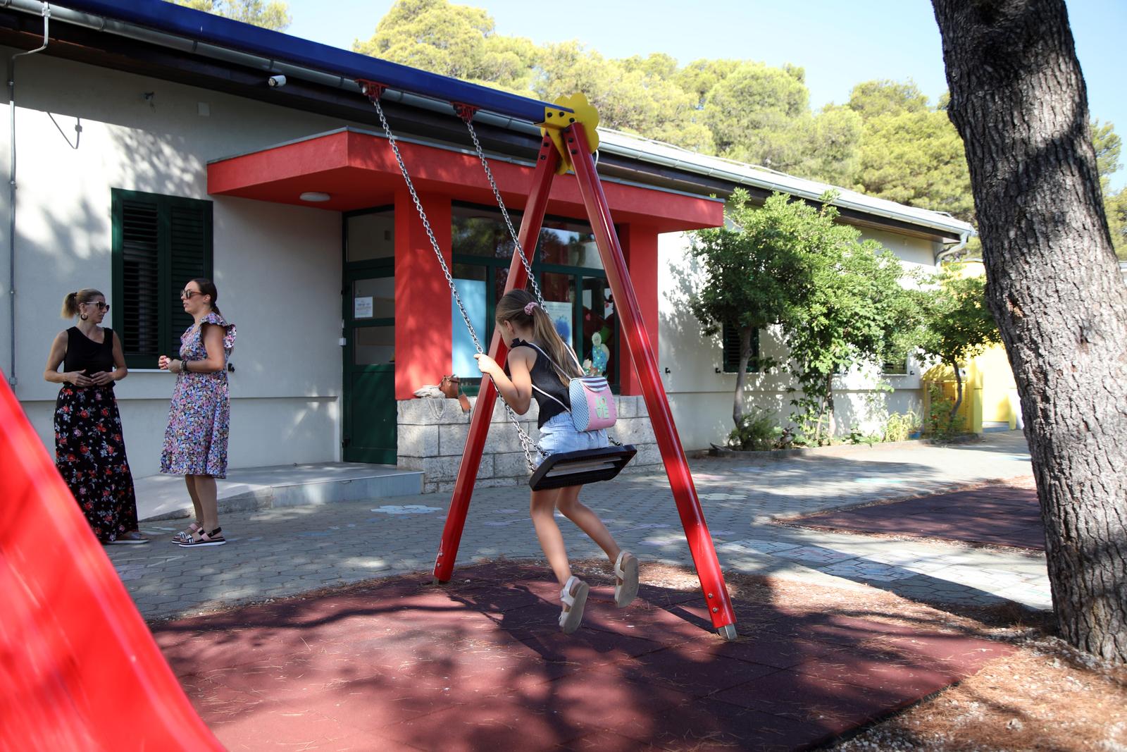 07.08.2024., Sibenik - U djecjem vrticu Smilje odrzana je konferencija za medije na kojoj je potpisan ugovor za  prosirenje Djecjeg vrtica „Sibenski tici“. Na konferenciji su govorili Zeljko Buric, gradonacelnik Grada Sibenika, Danijel Mileta, zamjenik gradonacelnika Grada Sibenika, Gorana Rakic, ravnateljica Djecjeg vrtica „Smilje“ i Luka Nikolac, predstavnik tvrtke „Inovator“ d.o.o. koji je izvodjac radova prosirenja Djecjeg vrtica „Sibenski tici“. Photo: Dusko Jaramaz/PIXSELL