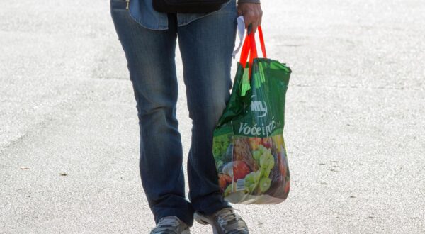 07.11.2018., Osijek - Plasticna vrecica je vrsta ambalaze izradjena od tanke fleksibilne plasticne folije. Uz druge proizvode od plastike kao sto su slamke, stapici za usi, plasticni pribor za jelo i tanjuri, plasticne case, plasticni omoti za slatkise i slicno bili su tema potpredsjednika Europske komisije  Fransa Timmermansa u Bruxellesu gdje je predstavio nova europska pravila u vezi plasticnih proizvoda za jednokratnu upotrebu, a koaj predvidjaju potpunu zabranu istih na trzistu EU do 2021. godine."nPhoto: Dubravka Petric/PIXSELL