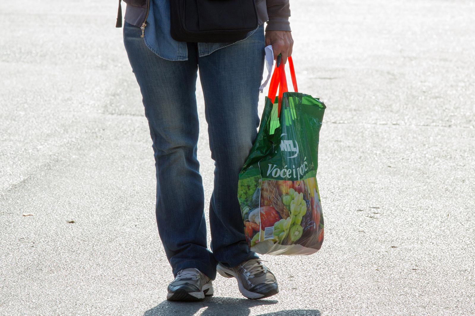 07.11.2018., Osijek - Plasticna vrecica je vrsta ambalaze izradjena od tanke fleksibilne plasticne folije. Uz druge proizvode od plastike kao sto su slamke, stapici za usi, plasticni pribor za jelo i tanjuri, plasticne case, plasticni omoti za slatkise i slicno bili su tema potpredsjednika Europske komisije  Fransa Timmermansa u Bruxellesu gdje je predstavio nova europska pravila u vezi plasticnih proizvoda za jednokratnu upotrebu, a koaj predvidjaju potpunu zabranu istih na trzistu EU do 2021. godine."nPhoto: Dubravka Petric/PIXSELL