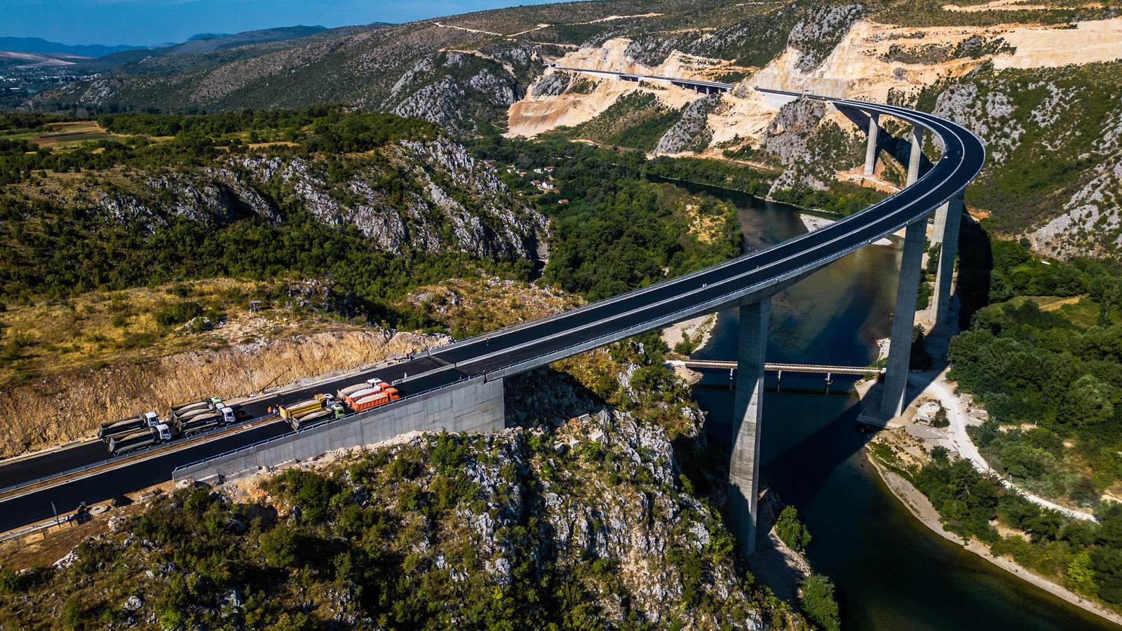 08.08.2024., Capljina, Bosna i Hercegovina - Radovi na dionici Pocitelj-Zvirovici koja ukljucuje impozantni most visine preko 100 metara. Danas je uradjeno opterecenje mosta s 12 kamiona i ukupnom tezinom od 500 tona. U most Hercegovina ukupno je ugradjeno 38 000 m3 betona, 9 000 tona armature i 1500 tona kablova za prednaprezanje. Na to je dodano i 20 000m2 asfalta i hidroizolacije. Ovaj most je jedan od najvisih mostova u regiji cime se svrstava medju najkompleksnije objekte unutar autoceste na koridoru 5C. Photo: Denis Kapetanovic/PIXSELL