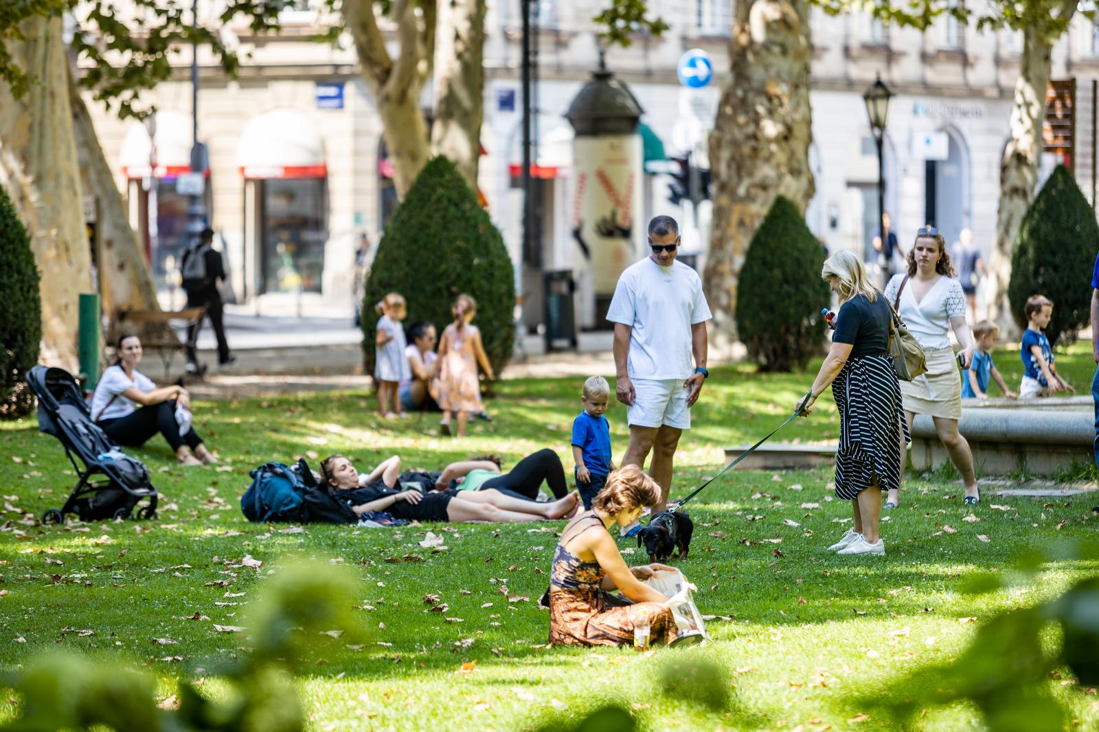 8.8.2024., Zagreb - Gradjani spas od vrucina pronasli u hladu Zrinjevca. Photo: Mia Slafhauzer/PIXSELL