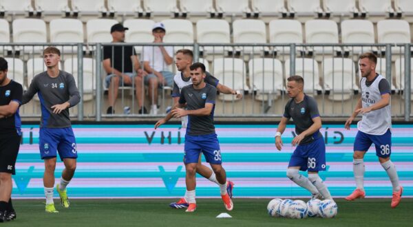 08.08.2024., Opus Arena, Osijek - Prva utakmica treceg pretkola UEFA Konferencijske lige, NK Osijek - Zira FK. Zagrijavanje nogometasa NK Osijek prije pocetka utakmice. Photo: Davor Javorovic/PIXSELL