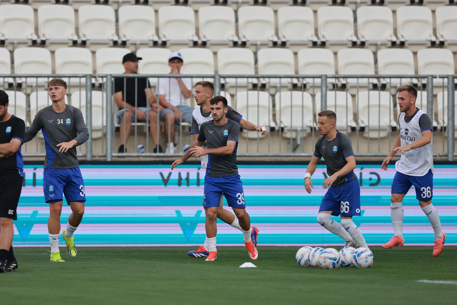 08.08.2024., Opus Arena, Osijek - Prva utakmica treceg pretkola UEFA Konferencijske lige, NK Osijek - Zira FK. Zagrijavanje nogometasa NK Osijek prije pocetka utakmice. Photo: Davor Javorovic/PIXSELL