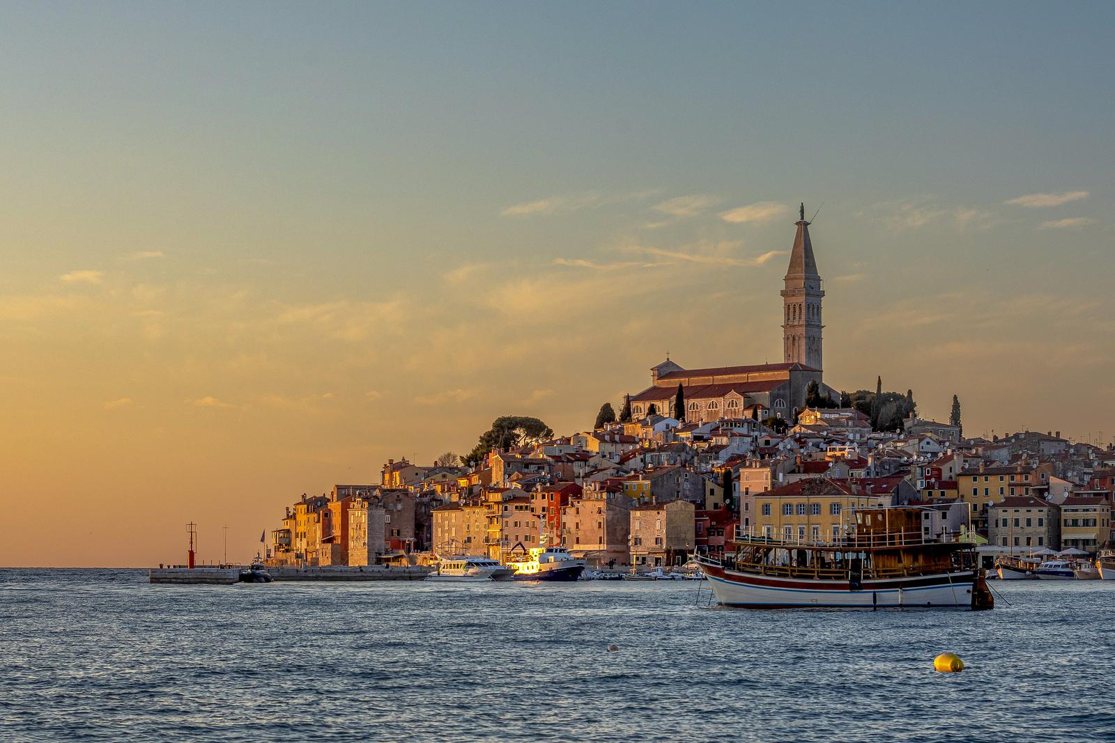 08.03.2022., Rovinj - Tih i prozracan bez ljetnih guzvi i prepunih ulica turista koji secu gradom poput uzburkale rijeke koja se vrti u krug. Tiho, uz sapat vjetra tone u noc. Photo: Srecko Niketic/PIXSELL