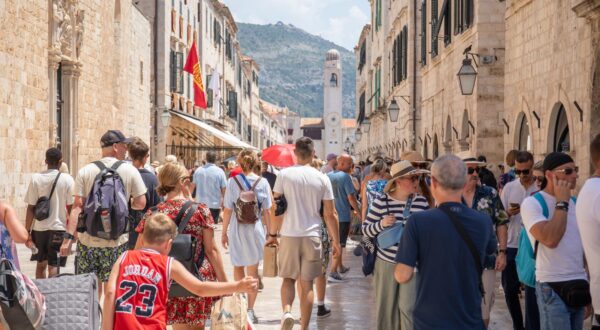 09.07.2024., Stara Gradska jezgra, Dubrovnik - Toplinski val u Hrvatskoj. Visoke temperature u gradu pod Srdjem.  Photo: Grgo Jelavic/PIXSELL