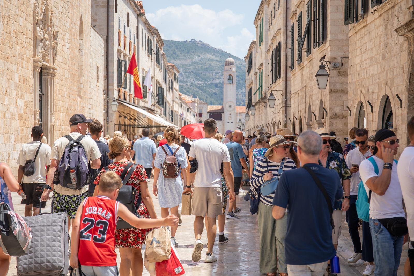 09.07.2024., Stara Gradska jezgra, Dubrovnik - Toplinski val u Hrvatskoj. Visoke temperature u gradu pod Srdjem.  Photo: Grgo Jelavic/PIXSELL