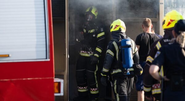 09.08.2024., Zagreb - Vatrogasci gase pozar na trafostanici koji je izbio na Aveniji Veceslava Holjevca Photo: Davor Puklavec/PIXSELL