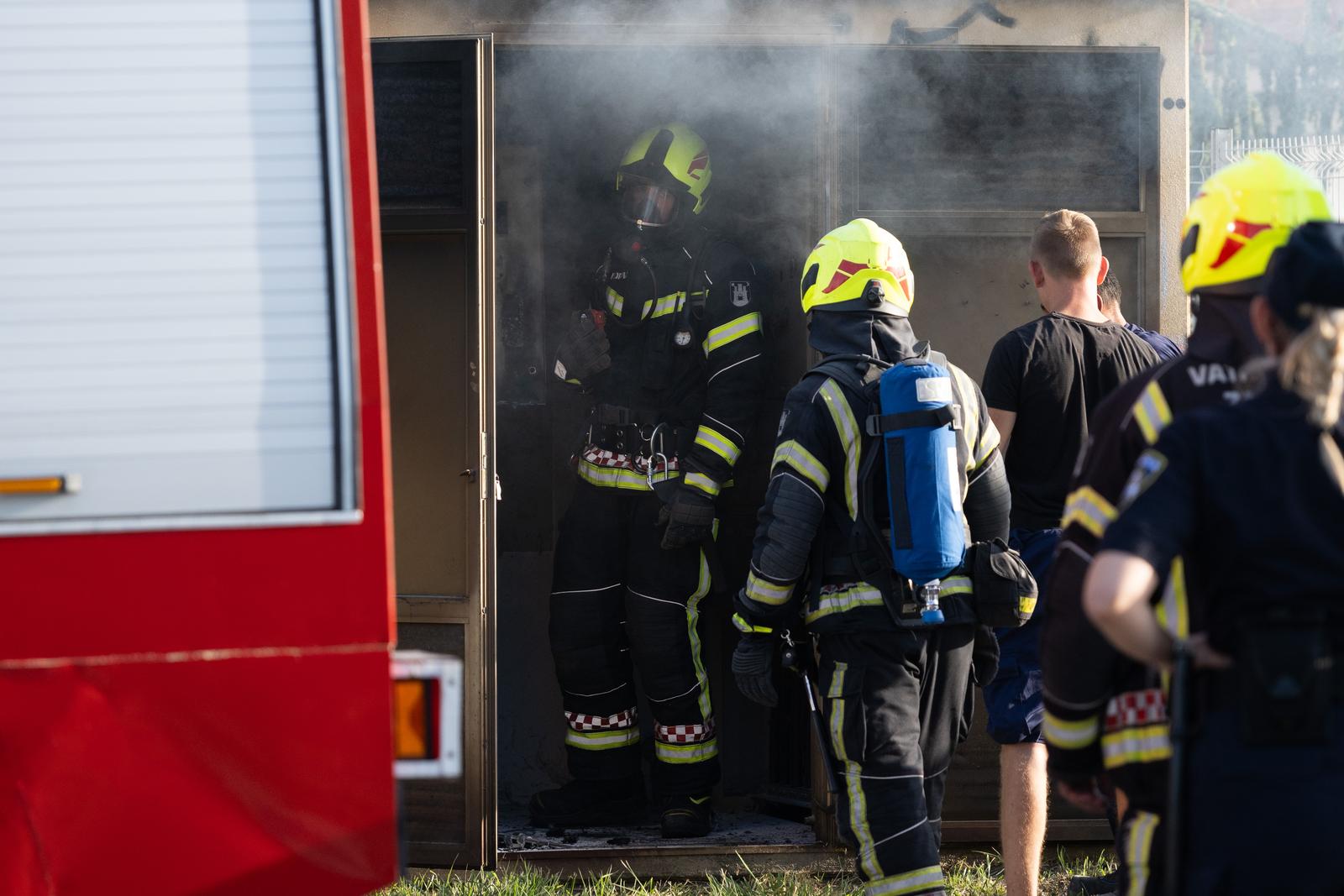 09.08.2024., Zagreb - Vatrogasci gase pozar na trafostanici koji je izbio na Aveniji Veceslava Holjevca Photo: Davor Puklavec/PIXSELL