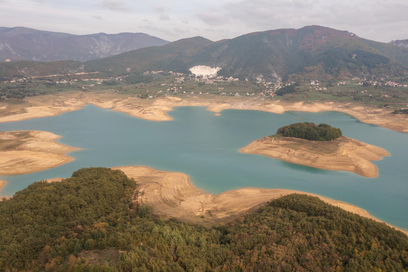 09.10.2022., opcina Prozor-Rama, Bosna i Hercegovina - Ramsko jezero zbog velikih susa tijekom ljetnih mjeseci u velikom dijelu je presusilo. Photo: Matko Begovic/PIXSELL