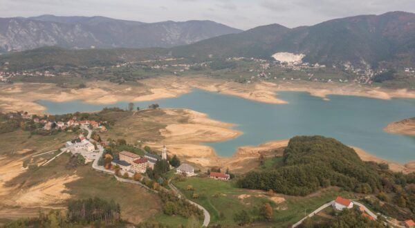 09.10.2022., opcina Prozor-Rama, Bosna i Hercegovina - Ramsko jezero zbog velikih susa tijekom ljetnih mjeseci u velikom dijelu je presusilo. Photo: Matko Begovic/PIXSELL