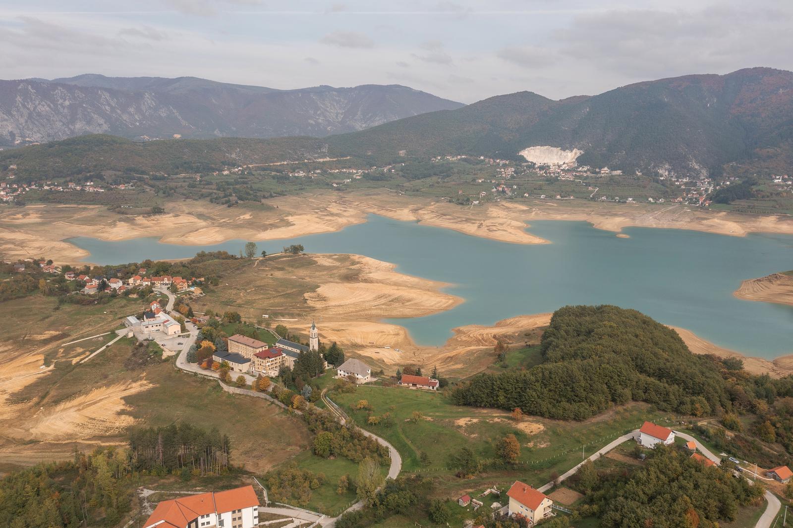 09.10.2022., opcina Prozor-Rama, Bosna i Hercegovina - Ramsko jezero zbog velikih susa tijekom ljetnih mjeseci u velikom dijelu je presusilo. Photo: Matko Begovic/PIXSELL