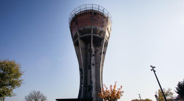 29.10.2021., Vukovar -  Vukovarski Vodotoranj predstavlja simbol obrane Vukovara. Premda nije imao vojnu ulogu, vukovarski je toranj tijekom Domovinskog rata pogodjen s vise od 600 projektila koji su ga znatno ostetili ali ga nisu uspjeli srusiti. Nakon konzervatorskih radova obnovljeni vodotoranj otvoren je prosle godine i predstavlja simbol hrabrosti, stradanja i otpora u  Domovinskom ratu. Photo: Emica Elvedji/PIXSELL