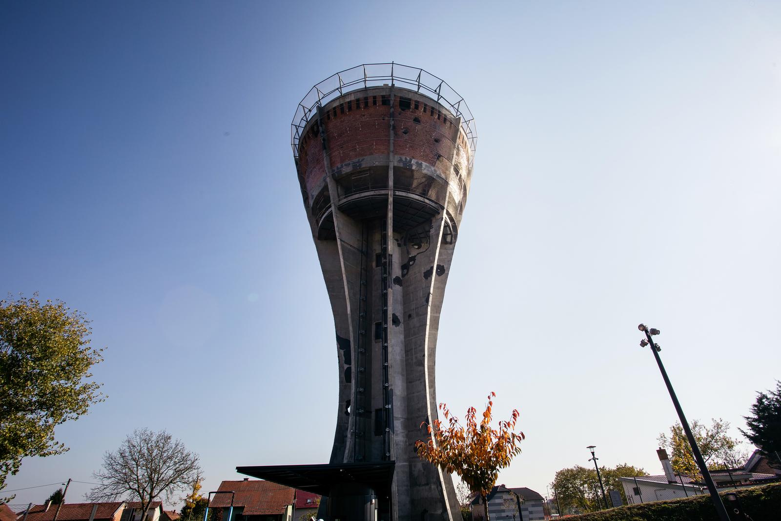 29.10.2021., Vukovar -  Vukovarski Vodotoranj predstavlja simbol obrane Vukovara. Premda nije imao vojnu ulogu, vukovarski je toranj tijekom Domovinskog rata pogodjen s vise od 600 projektila koji su ga znatno ostetili ali ga nisu uspjeli srusiti. Nakon konzervatorskih radova obnovljeni vodotoranj otvoren je prosle godine i predstavlja simbol hrabrosti, stradanja i otpora u  Domovinskom ratu. Photo: Emica Elvedji/PIXSELL