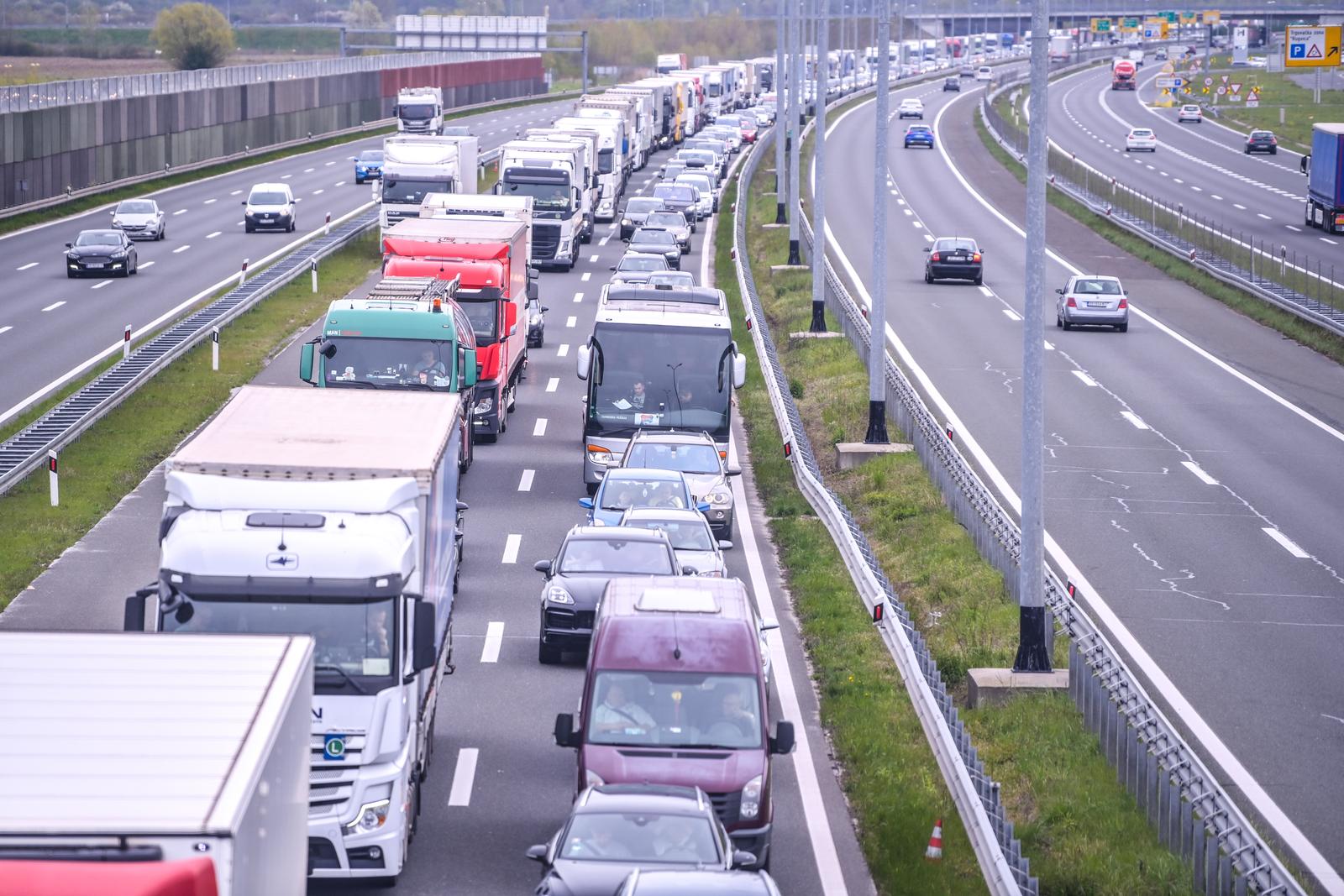 11.04.2023., Zagreb- Velike guzve na A3 kod Rugvice u smjeru Buzina zbog radova. Photo: Igor Soban/PIXSELL