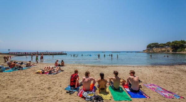 11.07.2024., Split - Ljetni ugodjaj na plazi Firule. Photo: Zvonimir Barisin/PIXSELL