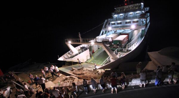 17.08.2011. Jablanac - Trajekt Rapske plovidbe na relaciji Jablanac - Misnjak zabio se danas oko 18 sati u rivu punu kupaca ozljedivsi vise ljudi medju kojima je jedna djevojcica s tezim tjelesnim ozljedama.rPhoto: Nel Pavletic/PIXSELL