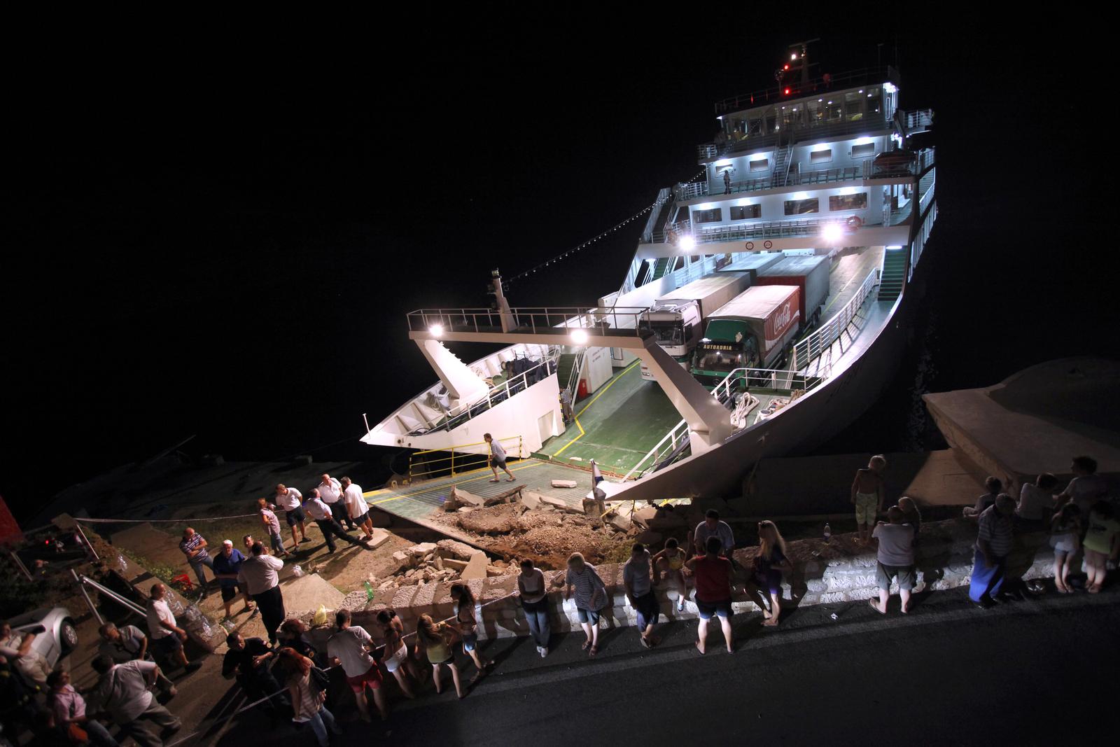 17.08.2011. Jablanac - Trajekt Rapske plovidbe na relaciji Jablanac - Misnjak zabio se danas oko 18 sati u rivu punu kupaca ozljedivsi vise ljudi medju kojima je jedna djevojcica s tezim tjelesnim ozljedama.rPhoto: Nel Pavletic/PIXSELL