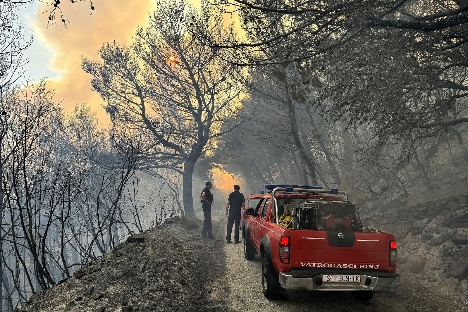 11.08.2024., Solin - Oko 14.45 sati buknuo je pozar u Rupotini iznad Solina, na predjelu Voljak, a vatra se priblizila kucama. Uz vatrogasce iz dobrovoljnih vatrogasnih drustava te Javne vatrogasne postrojbe grada Splita, pozar pomazu gasiti i cetiri kanadera. Photo: Ivo Cagalj/PIXSELL