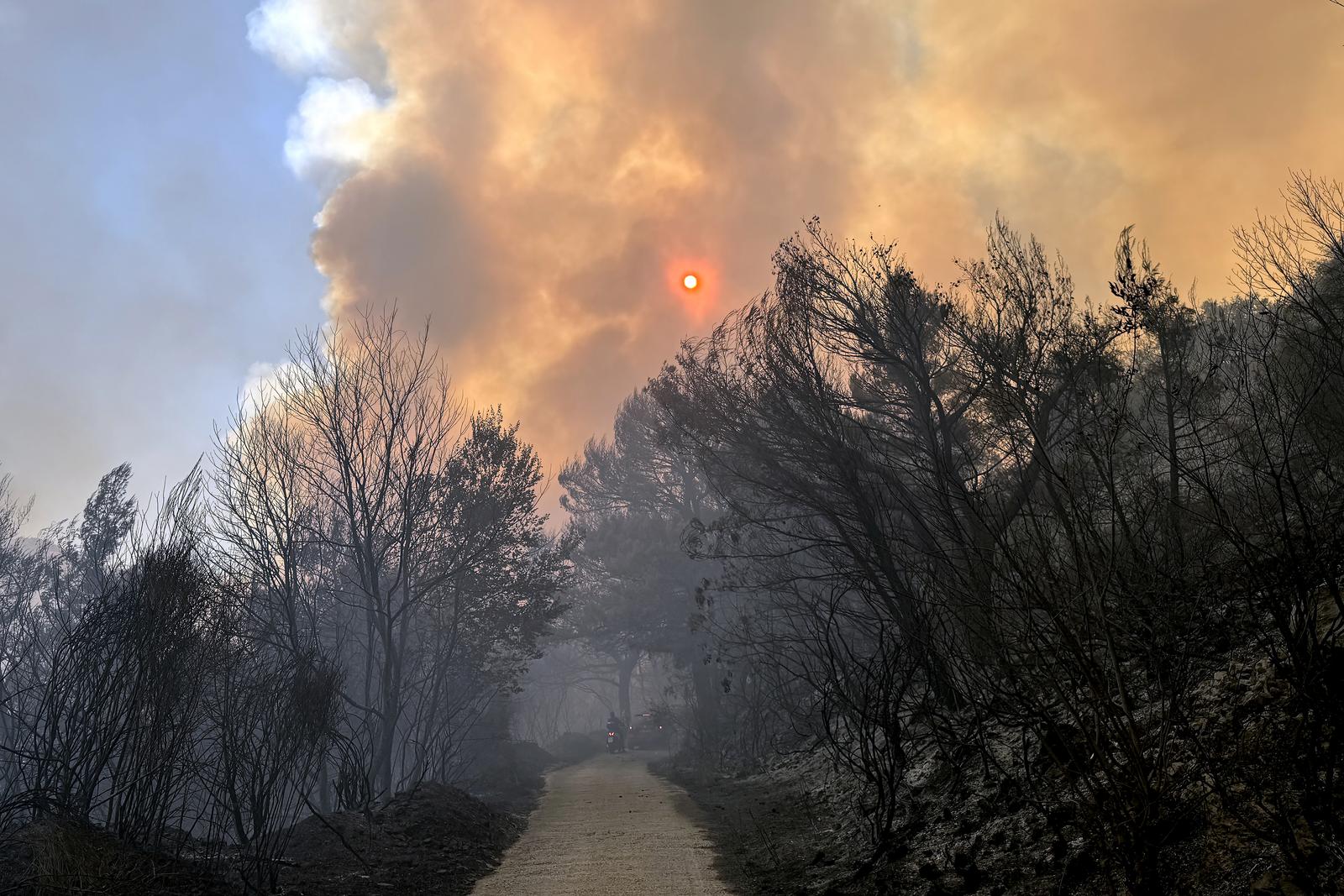 11.08.2024., Solin - Oko 14.45 sati buknuo je pozar u Rupotini iznad Solina, na predjelu Voljak, a vatra se priblizila kucama. Uz vatrogasce iz dobrovoljnih vatrogasnih drustava te Javne vatrogasne postrojbe grada Splita, pozar pomazu gasiti i cetiri kanadera. Photo: Ivo Cagalj/PIXSELL