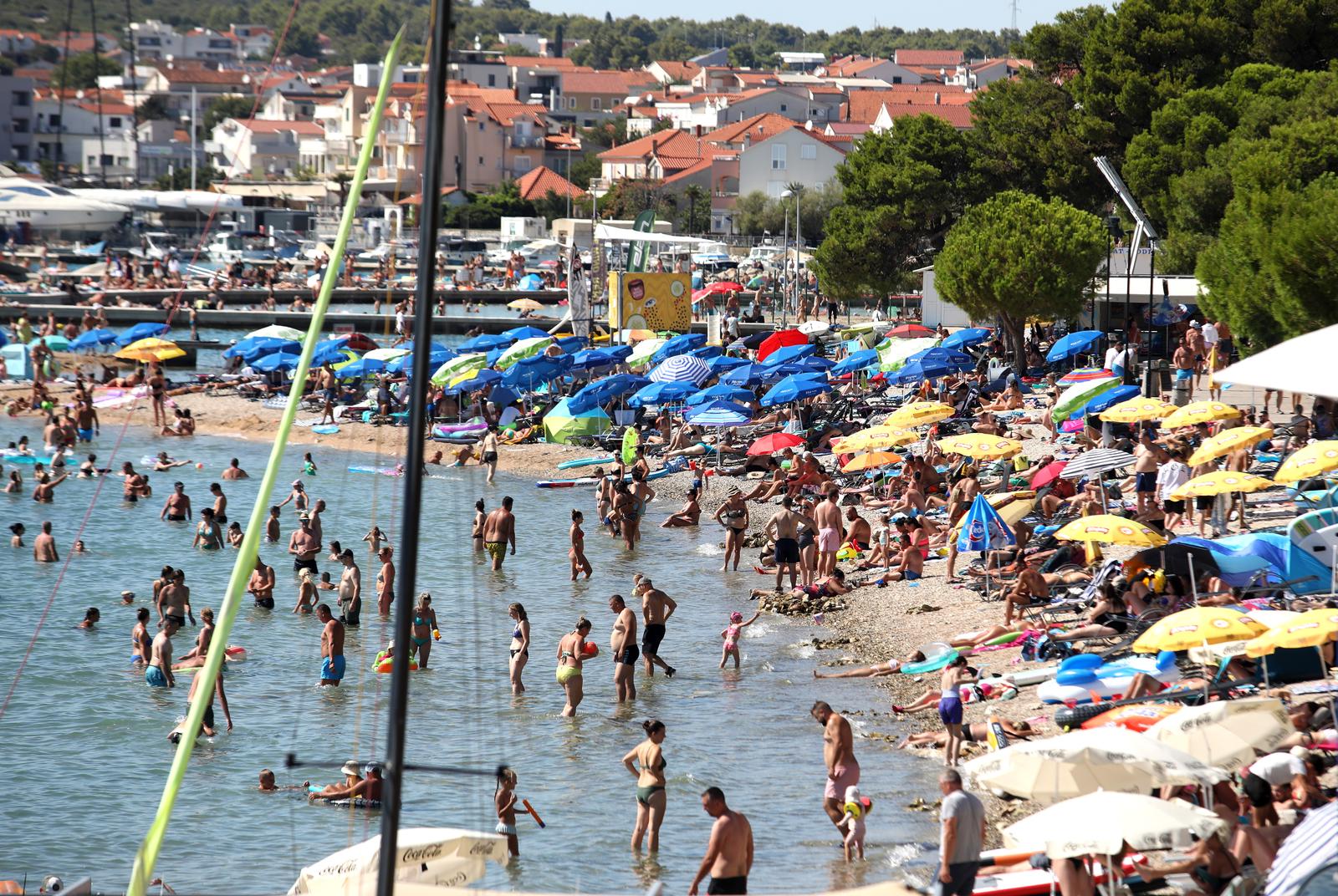 11.08.2024.,Vodice - Plaze u Vodicama su prepune kupaca. Photo: Dusko Jaramaz/PIXSELL