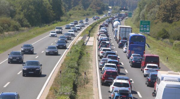 12.08.2024., Karlovac - Prometne guzve u smjeru mora na autocesti A1 izmedu Zagreba i Karlovca kod odmorista Draganic. Photo: Kristina Stedul Fabac/PIXSELL