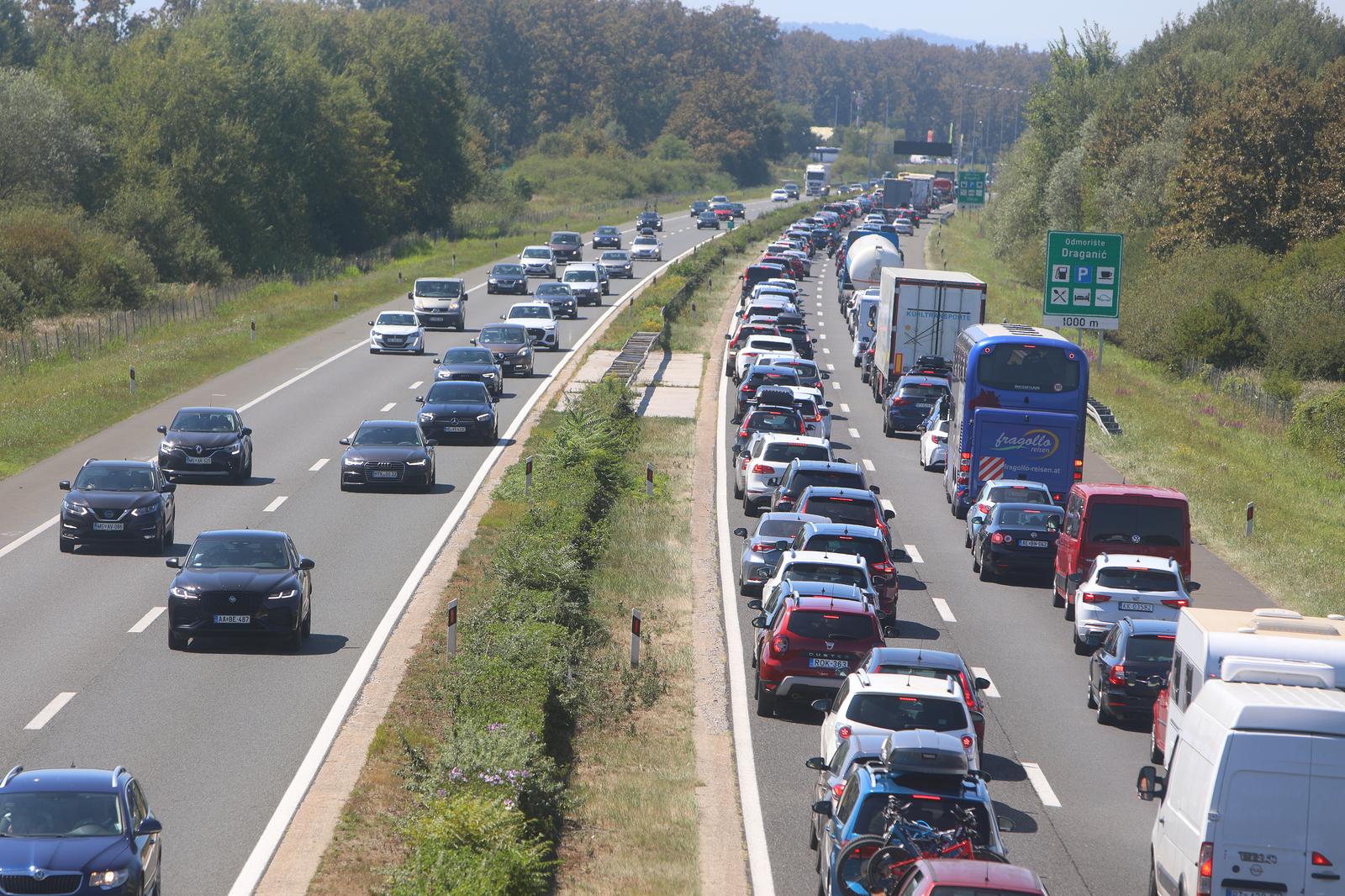 12.08.2024., Karlovac - Prometne guzve u smjeru mora na autocesti A1 izmedu Zagreba i Karlovca kod odmorista Draganic. Photo: Kristina Stedul Fabac/PIXSELL