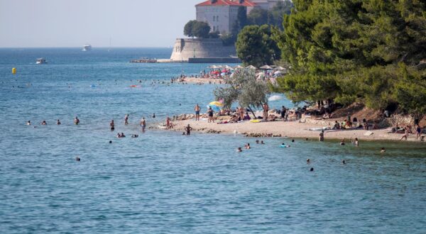 12.08.2024., Zadar - Mnogi su uslijed visokih temperatura odlucili osvjezenje potraziti na plazi Photo: Sime Zelic/PIXSELL