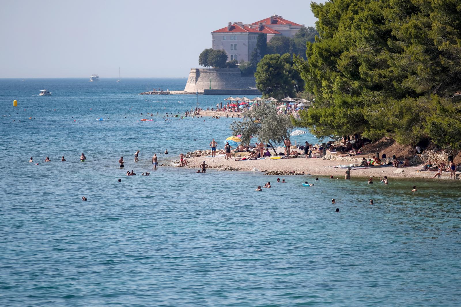 12.08.2024., Zadar - Mnogi su uslijed visokih temperatura odlucili osvjezenje potraziti na plazi Photo: Sime Zelic/PIXSELL