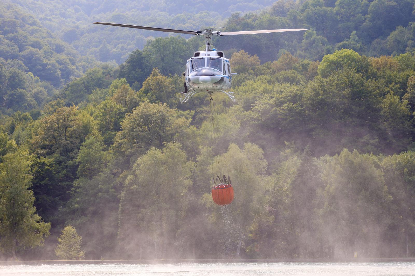 13.08.2024., Tjentiste, Bosna i Hercegovina - Pet helikoptera Helikopterskog servisa Republike Srpske, Helikopterskog servisa Srbije i Oruzanih snaga Bosne i Hercegovine iz zraka gase pozar na Tjentistu gdje gori stoljetna crnogoricna suma. Photo: Armin Durgut/PIXSELL