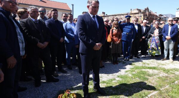 14.04.2022., Mostar, Bosna i Hercegovina - Clan Predsjednistva BiH Zeljko Komsic polozio cvijece i odao pocast poginulim sehidima Armije Republike BiH.   Photo: Denis Kapetanovic/PIXSELL