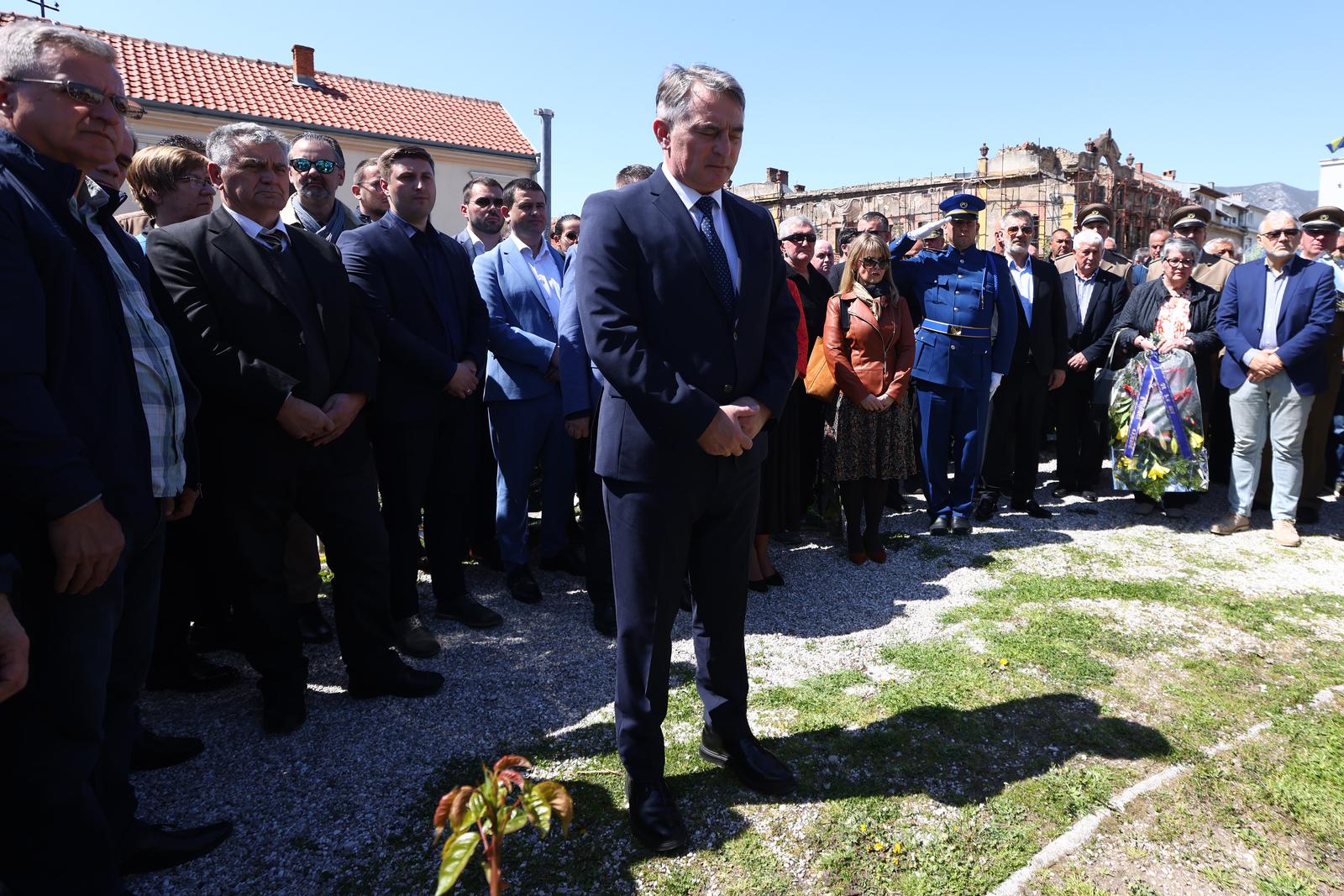 14.04.2022., Mostar, Bosna i Hercegovina - Clan Predsjednistva BiH Zeljko Komsic polozio cvijece i odao pocast poginulim sehidima Armije Republike BiH.   Photo: Denis Kapetanovic/PIXSELL