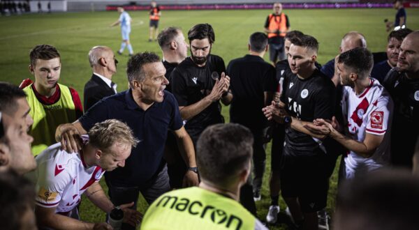 15.08.2024., Mostar, Bosna i Hercegovina - Uzvratna utakmica 3. pretkola UEFA Konferencijske lige, HSK Zrinjski - Botev Plovdiv. Slavlje igraca HSK Zrinjski nakon pobjede protiv Botev Plovdiva i prolaska u play-off Konferencijske lige. Photo: Denis Kapetanovic/PIXSELL