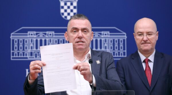 15.11.2023., Zagreb - Na konferenciji za medije odrzanoj u Saboru o temi "SDSS-ovo bacanje vijenaca u Dunav planirano za 17. studenoga 2023. godine u Vukovaru" govorili su Stipo Mlinaric i Mario Radic.
 Photo: Patrik Macek/PIXSELL